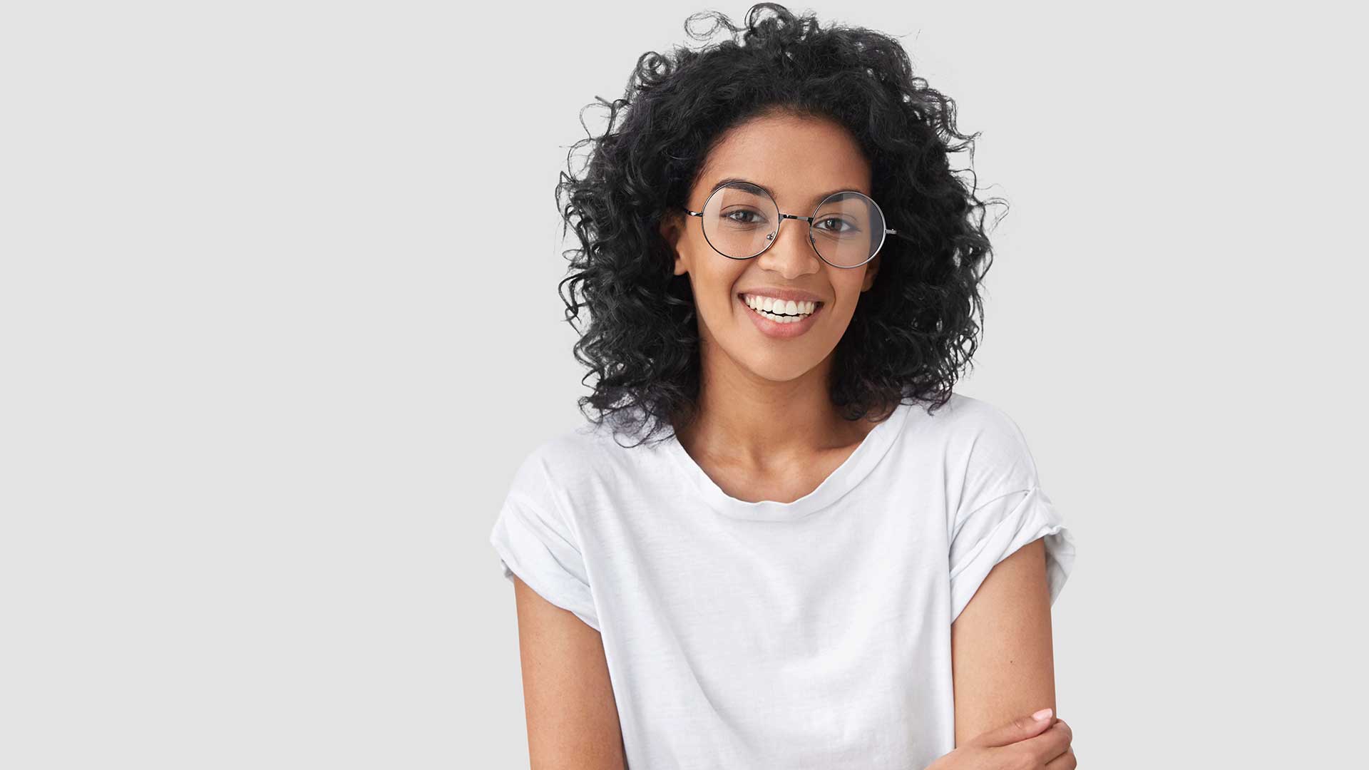 Junge frau brille locken lacht